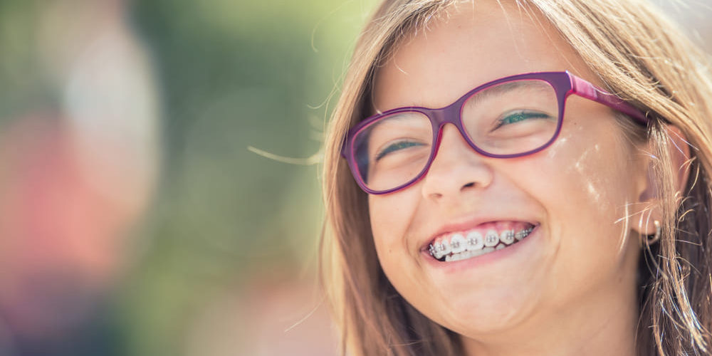 bambina sorridente con apparecchio ortodontico