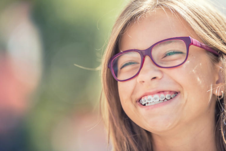 bambina sorridente con apparecchio ortodontico