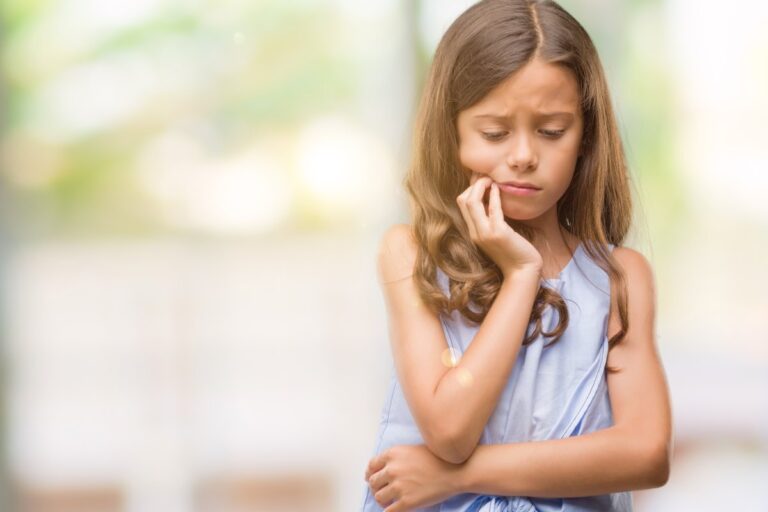 bambina con un problema di afte in bocca