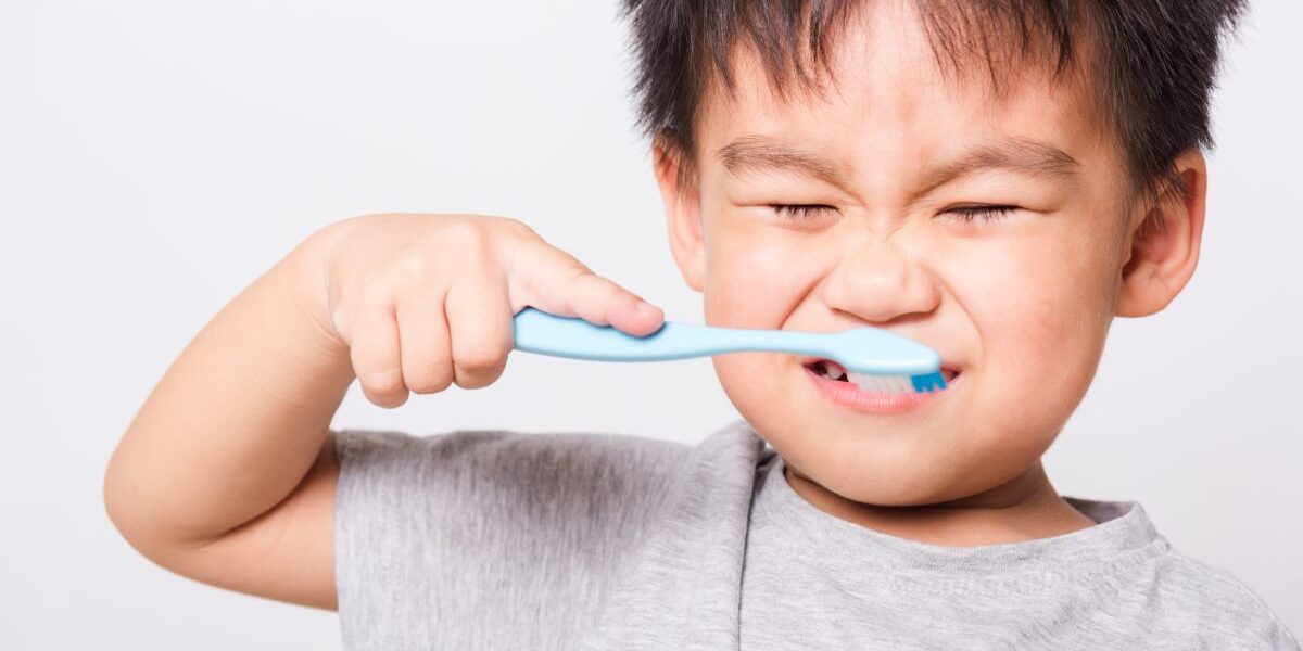bambino pensa alla sua igiene orale e lava i denti ed utilizza un collutorio specifico