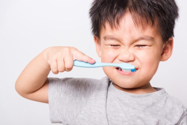 bambino pensa alla sua igiene orale e lava i denti ed utilizza un collutorio specifico