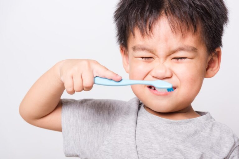 bambino pensa alla sua igiene orale e lava i denti ed utilizza un collutorio specifico