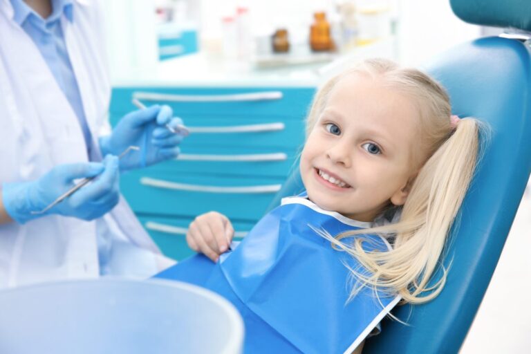 bambina felice che fa la visita dall'ortodontista perché ha avuto un problema di frattura del dente