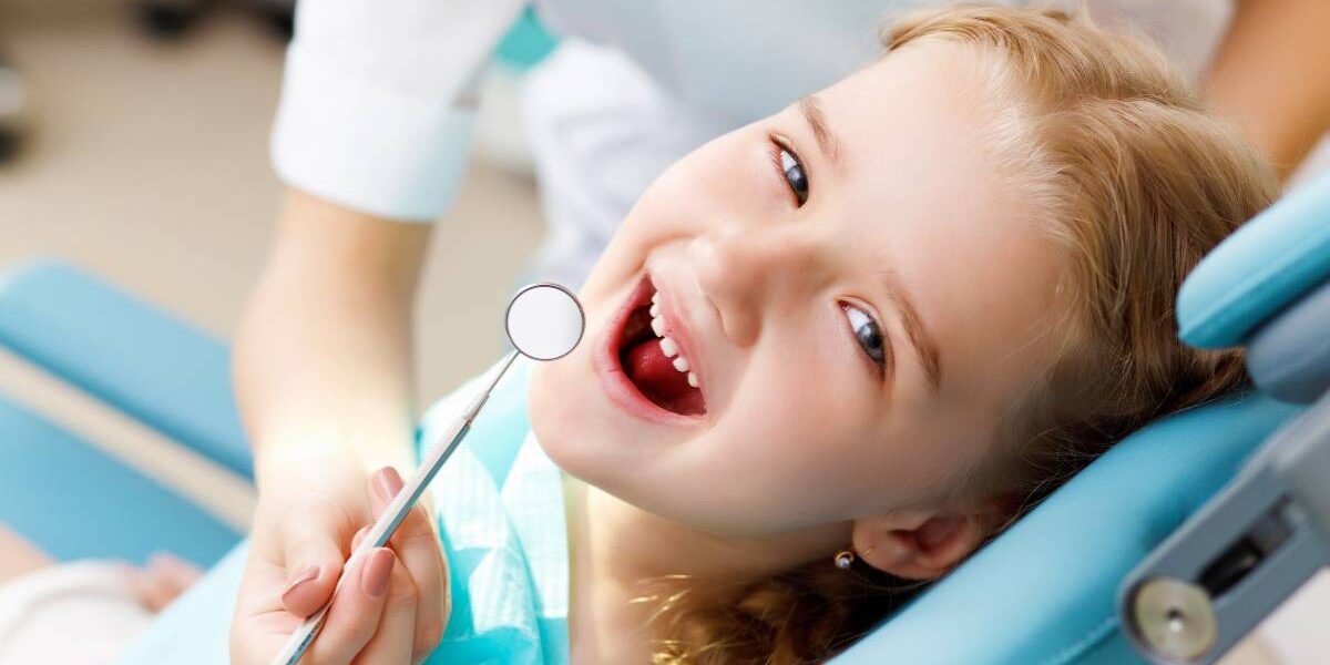 bambina fa la prima visita dal dentista