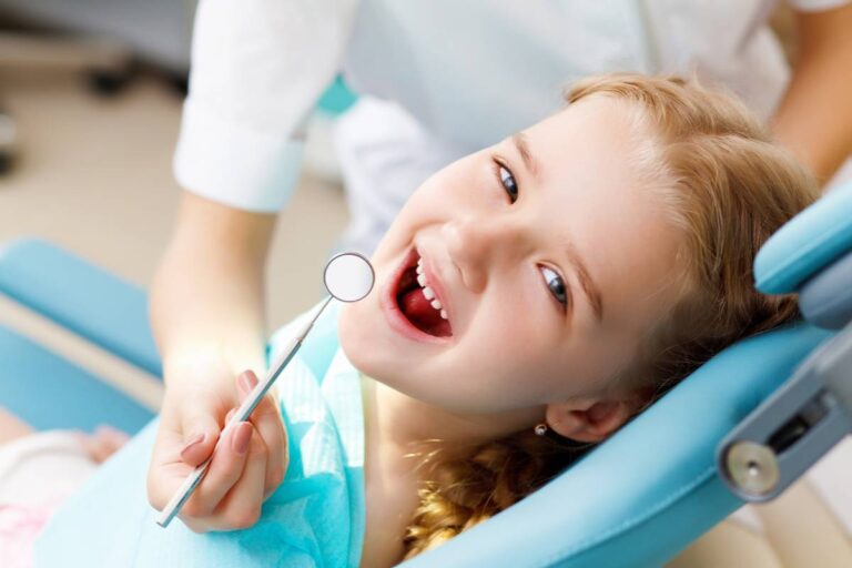 bambina fa la prima visita dal dentista