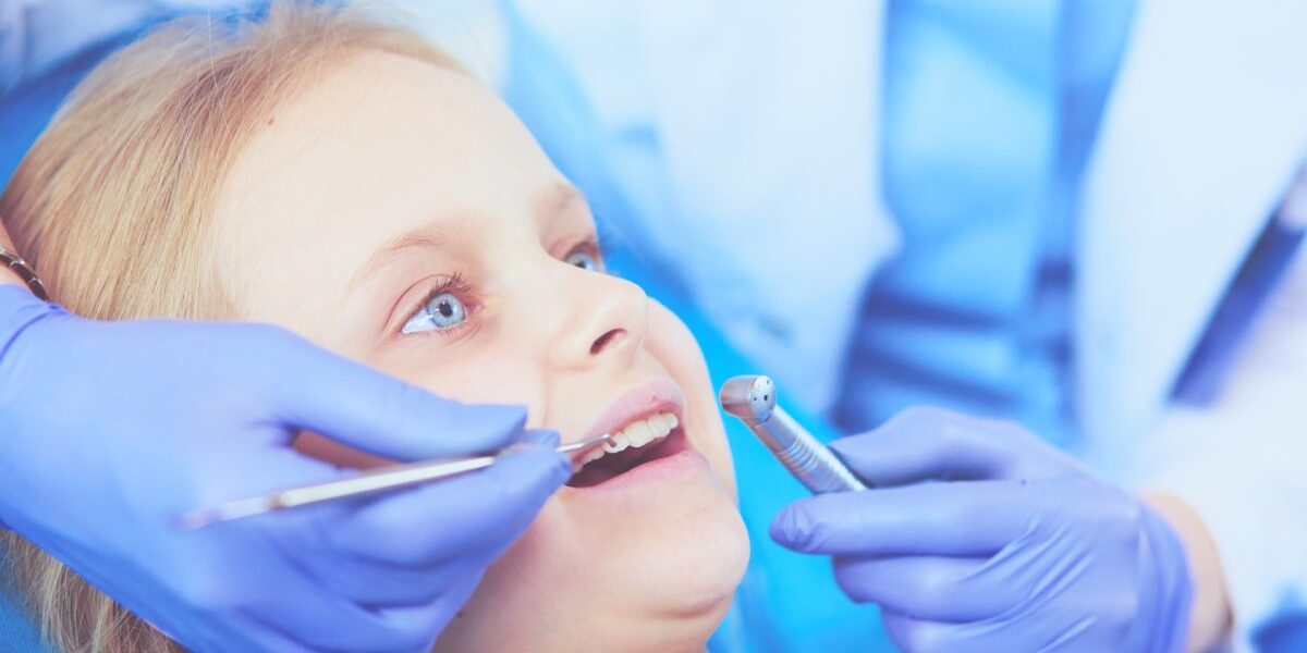 bambina si fa visitare dalla sua ortodontista e andrà a fare un controllo con le impronte dentali digitali
