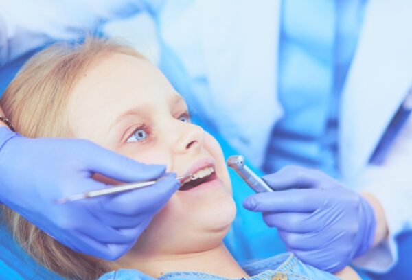 bambina si fa visitare dalla sua ortodontista e andrà a fare un controllo con le impronte dentali digitali