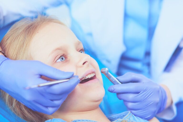 bambina si fa visitare dalla sua ortodontista e andrà a fare un controllo con le impronte dentali digitali